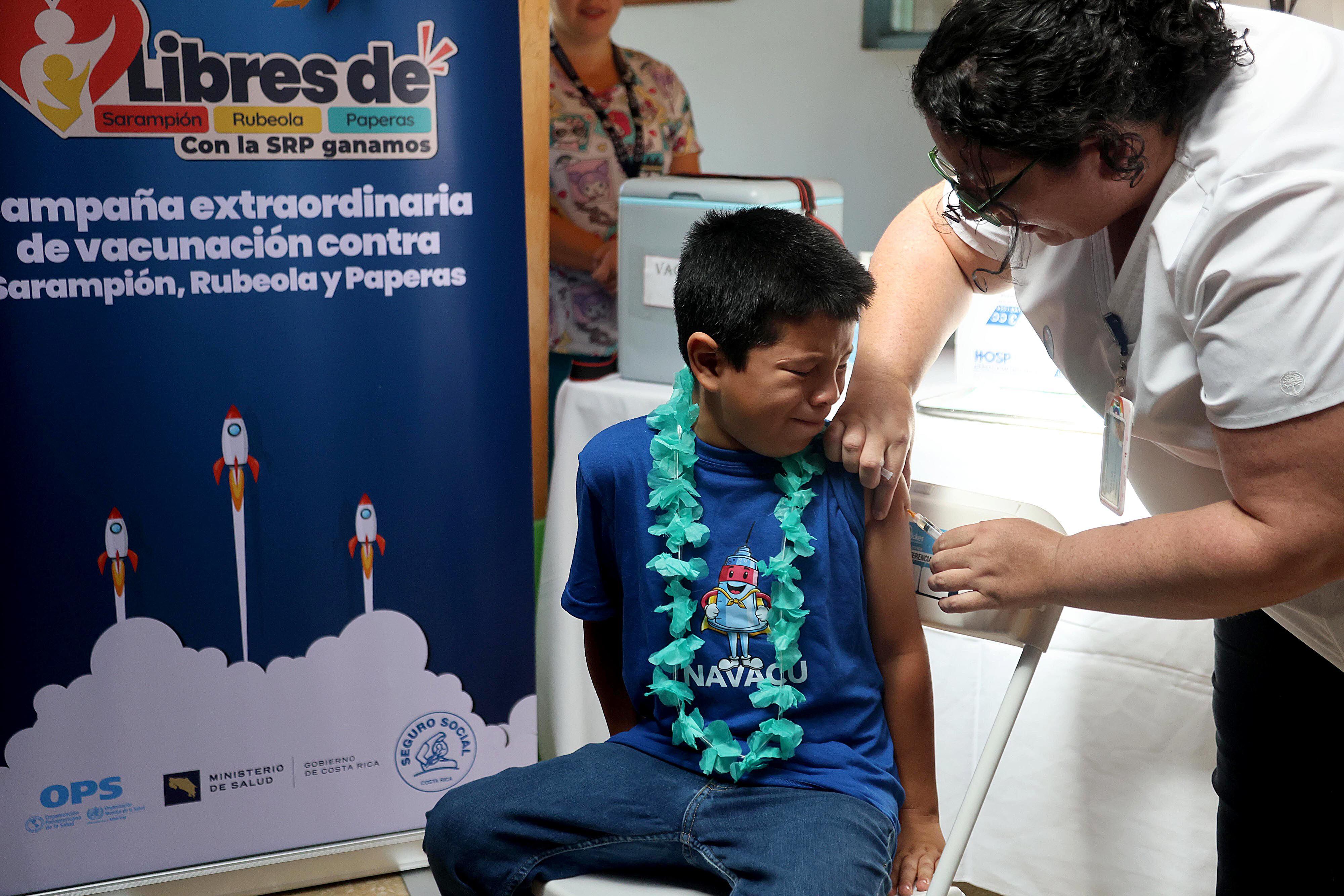 Benyamin Brenes Calderón, de 7 años, fue uno de los primeros niños en recibir la vacuna contra sarampión, rubéola y paperas el 1 de abril, en el Cen-Cinái de Guadalupe, en Goicoechea. Se la aplicó la técnica en atención primaria, Amalia Piedra.