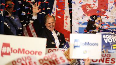 Demócrata Doug Jones gana escaño senatorial por Alabama en revés mayor para Trump