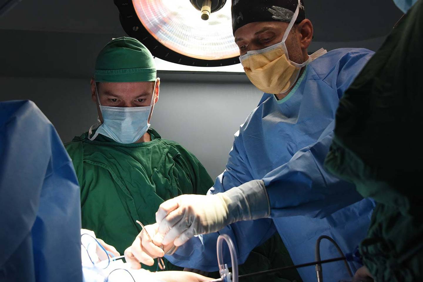 Doctor chileno operó cuatro brumositos con moderna técnica. Mediante una novedosa técnica de las manos del experimentado médico chileno, Miguel Guelfand, especialista en cirugía infantil y neonatal,quirúrgica.
