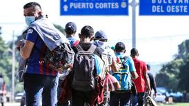 Caravana de migrantes que se dirige a Estados Unidos se separa al ingresar a Guatemala