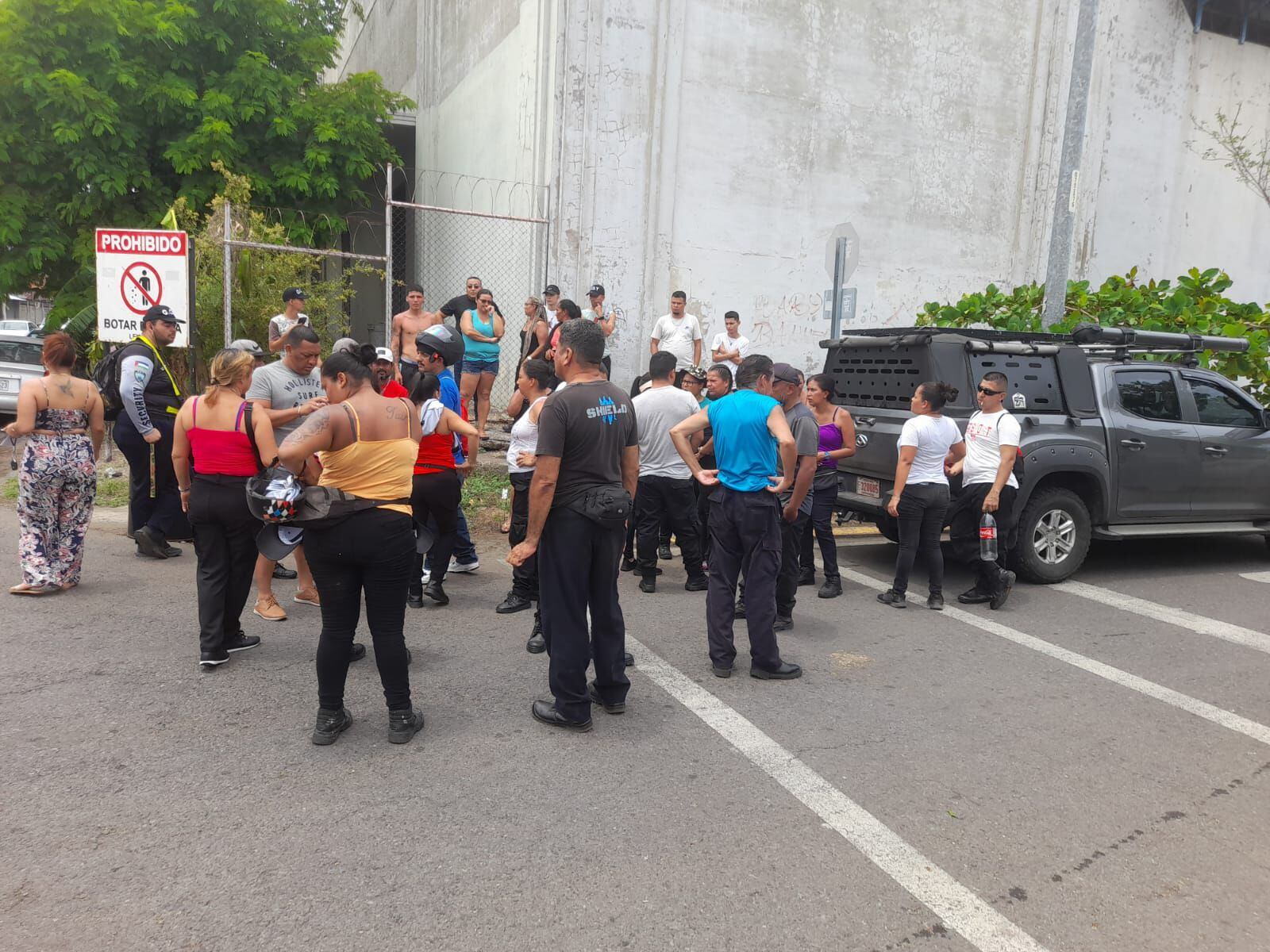 Trabajadores de seguridad privada se manifestaron en las afueras del edificio municipal de Puntarenas, este viernes. Fotografía: Cortesía. 