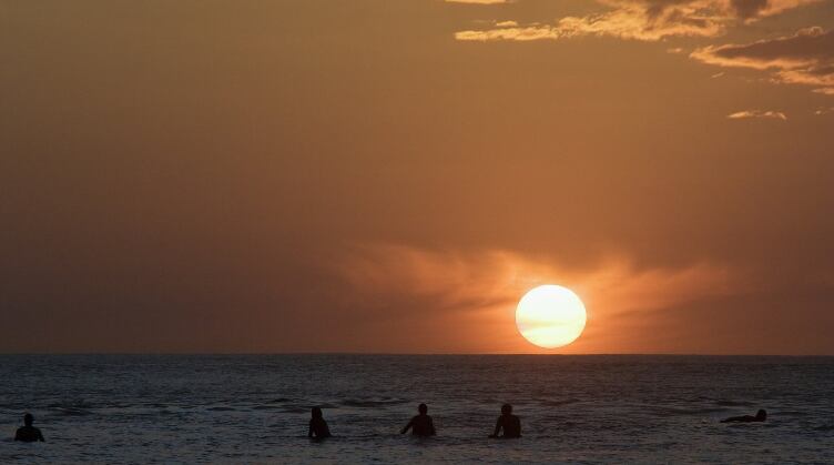 El surf ha contribuido al auge turístico en muchos países latinoamericanos. (La Prensa Gráfica)