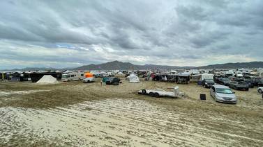 Caos en Burning Man: Miles de personas atrapadas en el desierto tras lluvias durante festival en Nevada