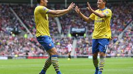  Mesut Özil le dio magia a la mediacancha del Arsenal