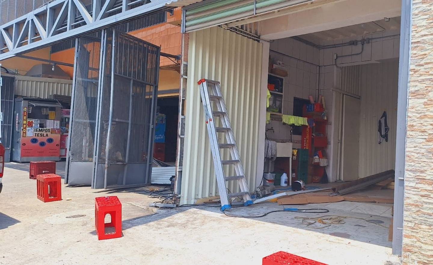 Vehículo donde viajaba Carlos Barahoa chocó contra fachada de supermercado en Guadalupe. Dueño del comercio reportó daños en portón y pared.