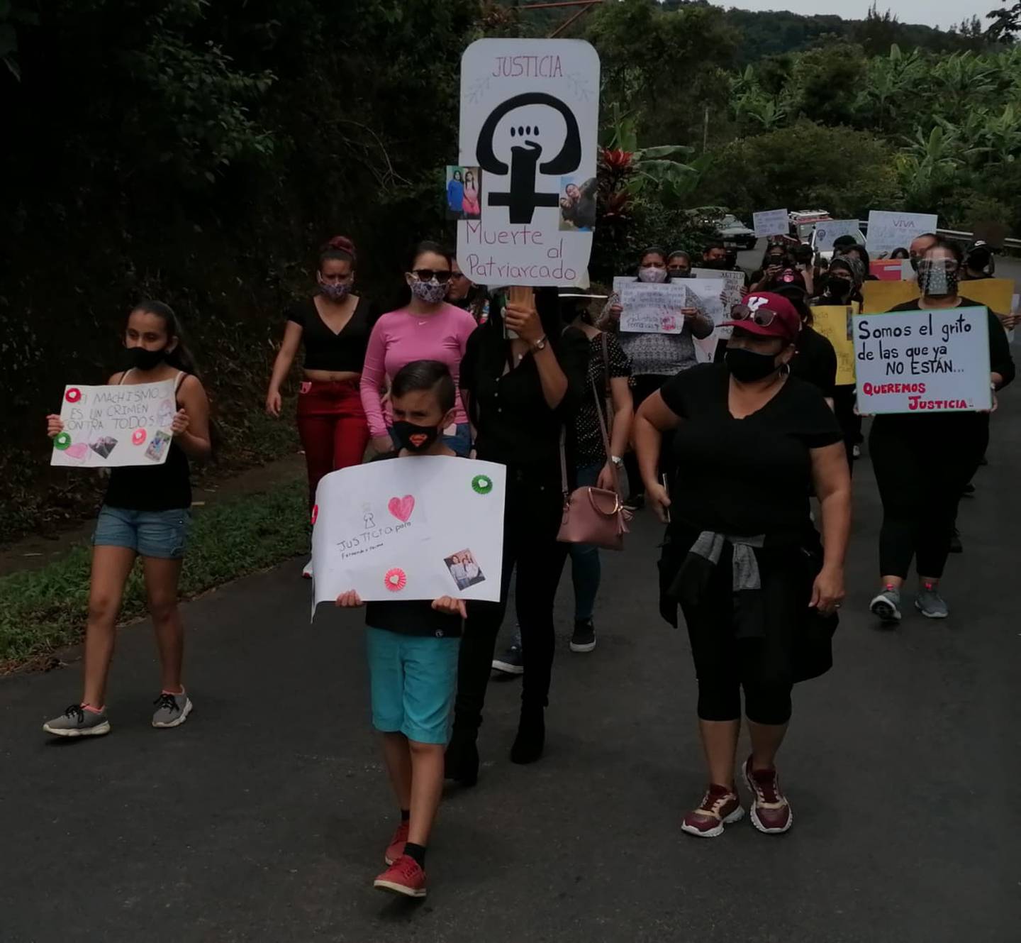 Allegados a la menor y a su madre, asesinadas en León Cortés, desfilaron con pancartas en setiembre y este 21 de noviembre volvieron a las calles. Foto: Armando Sánchez.