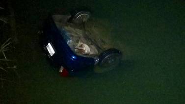 Vecino de Guápiles muere ahogado al precipitarse vehículo desde puente de río Bananito en Limón
