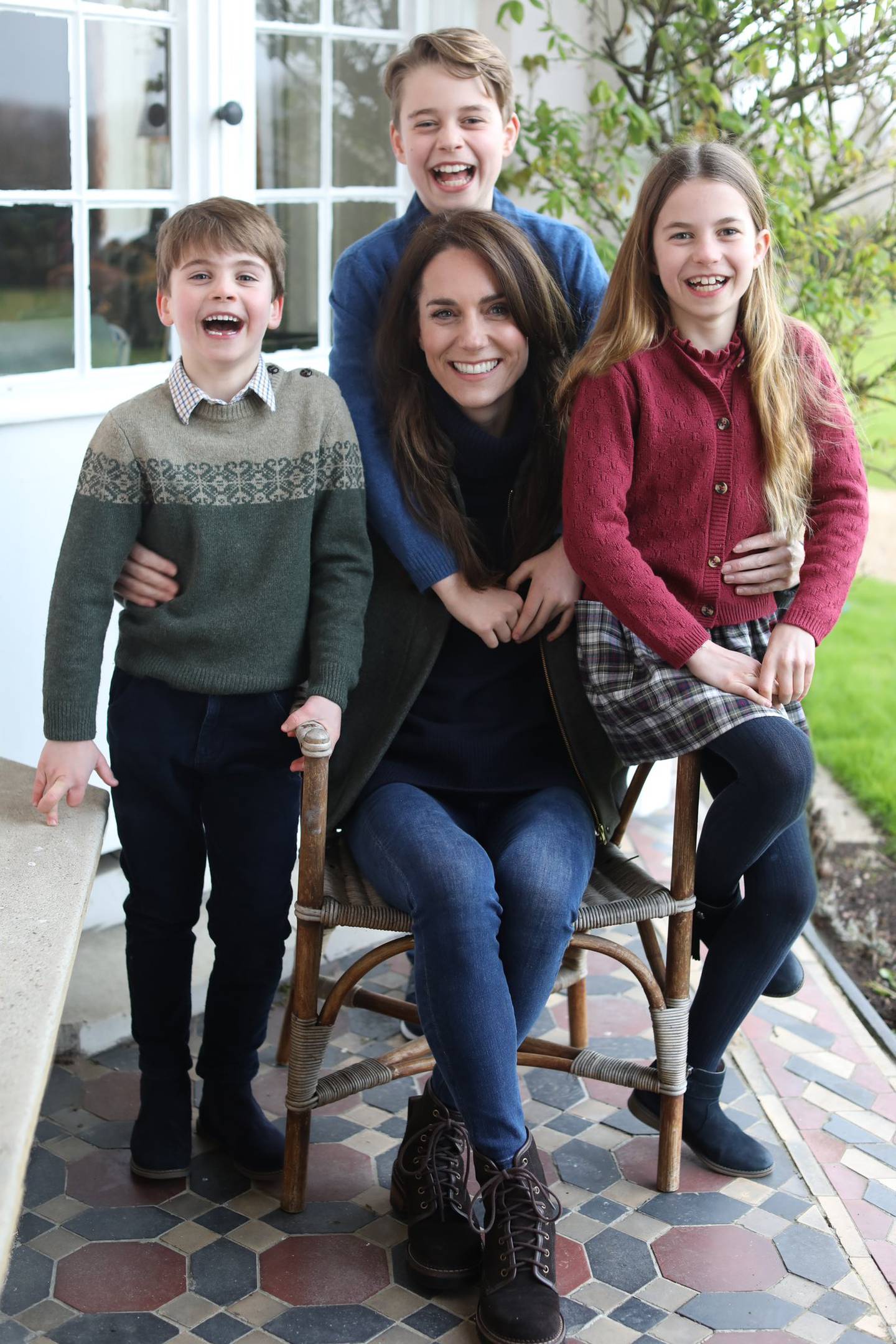 Kate Middleton con sus hijos en mensaje del Día de la Madre, publicado el 10 de marzo del 2024.