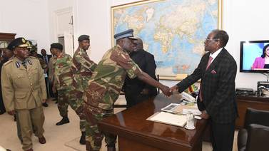 Contra todo lo esperado, Robert Mugabe rehúsa renunciar al poder