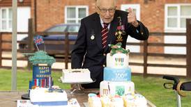 El nuevo héroe británico, el Capitán Tom, cumple 100 años