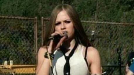 La teoría sobre Avril Lavigne sostiene que murió y fue reemplazada a inicios de los 2000, cuando su carrera musical comenzaba a despegar hacia el éxito.