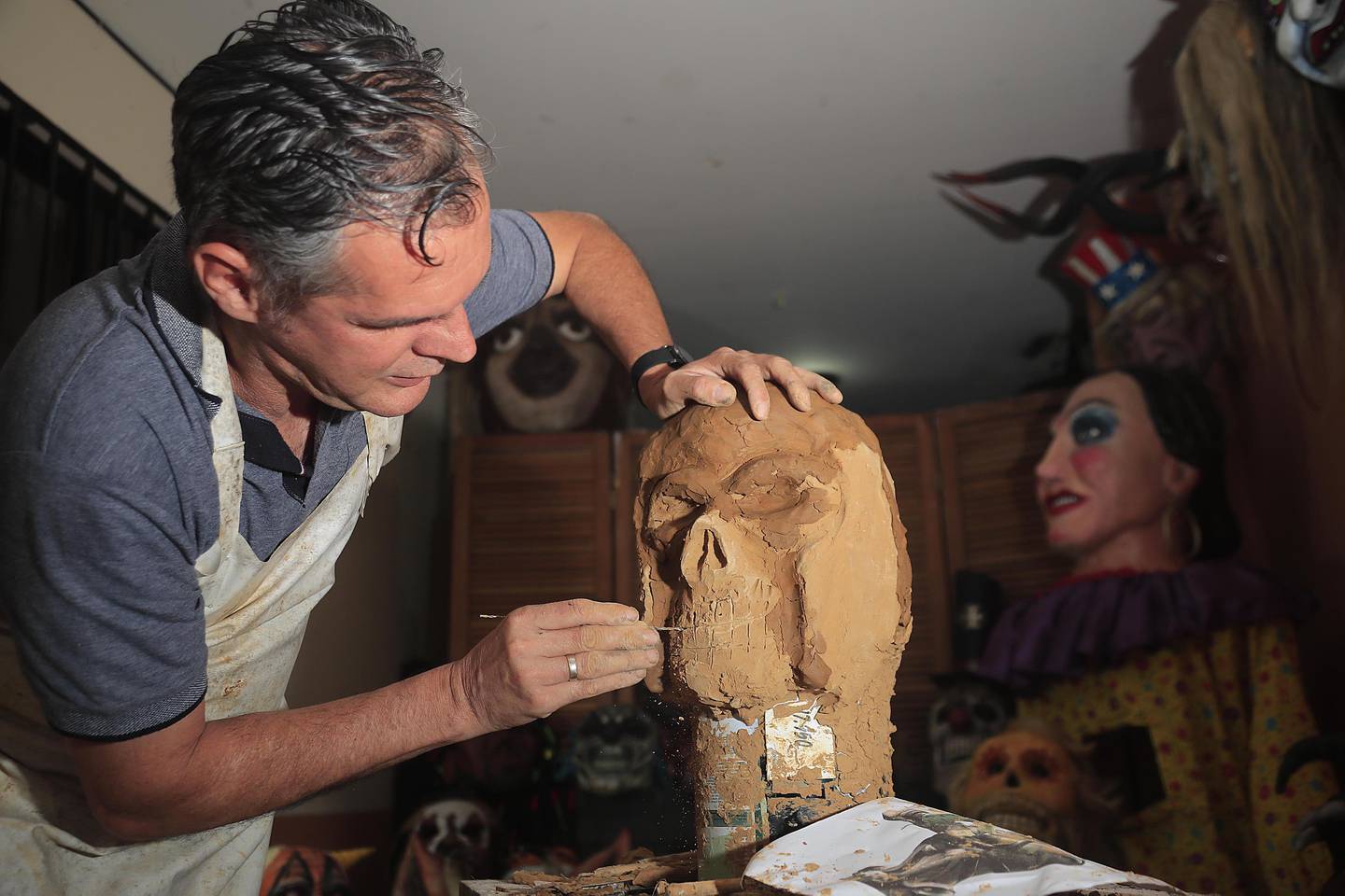 18/10/2023   Santo Domingo de Heredia. Mascarero Danis Lara, conocido como Danny Lara. El taller en donde están y las herramientas que utiliza y algunas de las máscaras que ha hecho, entre las que destacan los tradicionales diablos y brujas, así como también personajes de su inspiración como Bob Marley, Mafalda y Salvador Dalí.