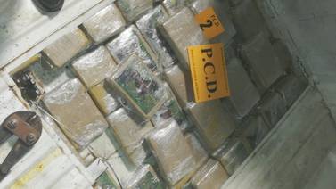 Sujetos construyeron 'escondite’ en cajuela de ‘pick–up’ para ocultar 133 kilos de cocaína