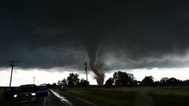  Imágenes muestran el impactante paso de tornados que azotan Texas y Oklahoma 