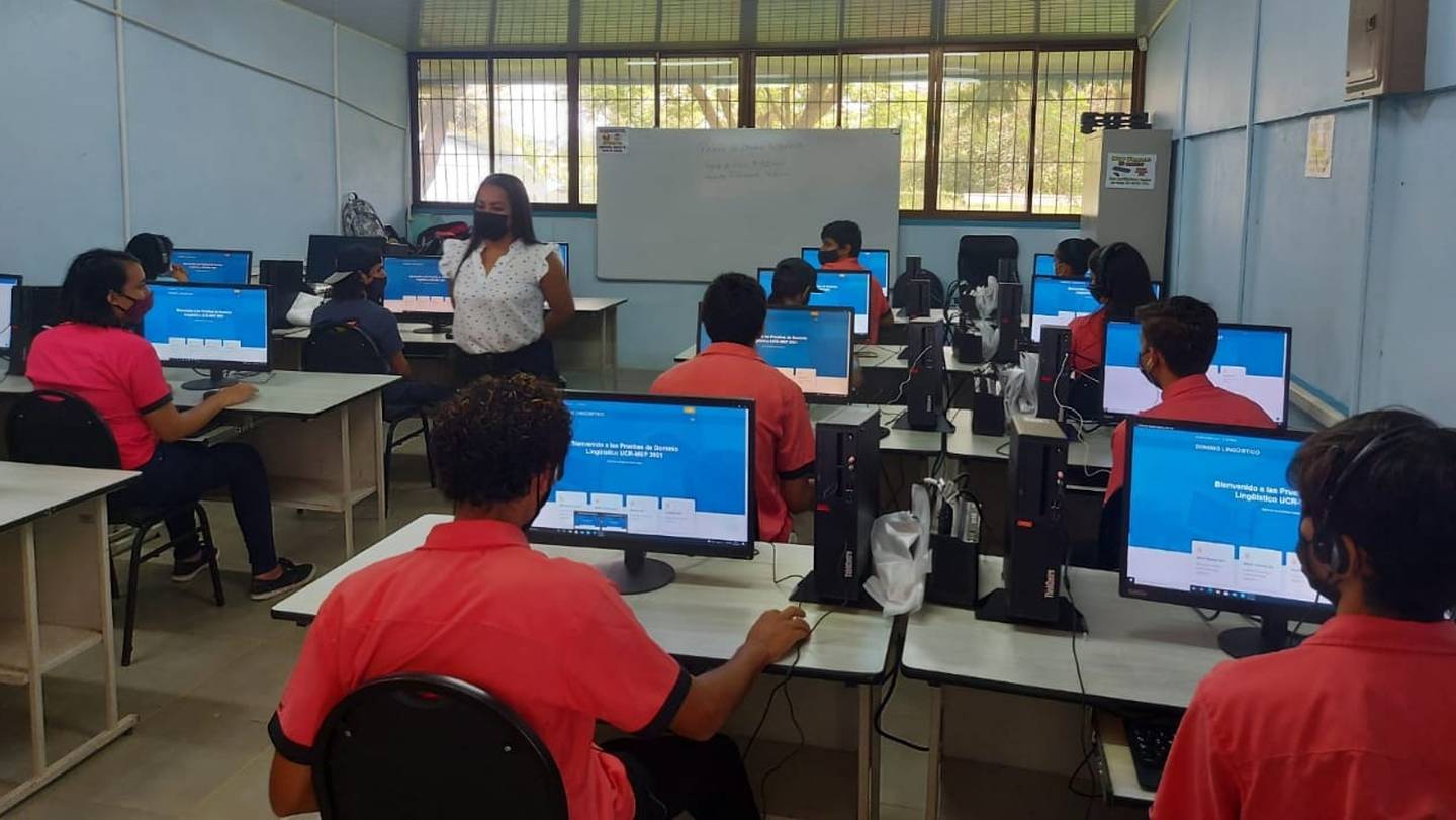 La Universidad de Costa Rica (UCR) confirma este martes 12 de diciembre que después de hacer 5.625 exámenes de inglés a estudiantes que realmente están llevando buen inglés en colegios técnicos y académicos, el resultado fue que tienen un nivel de inglés de principiantes