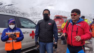 Tres fallecidos y tres desaparecidos por alud en volcán nevado de Ecuador 