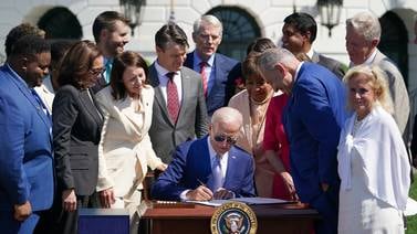 Joe Biden firma ley que impulsa desarrollo y producción de semiconductores en EE. UU.