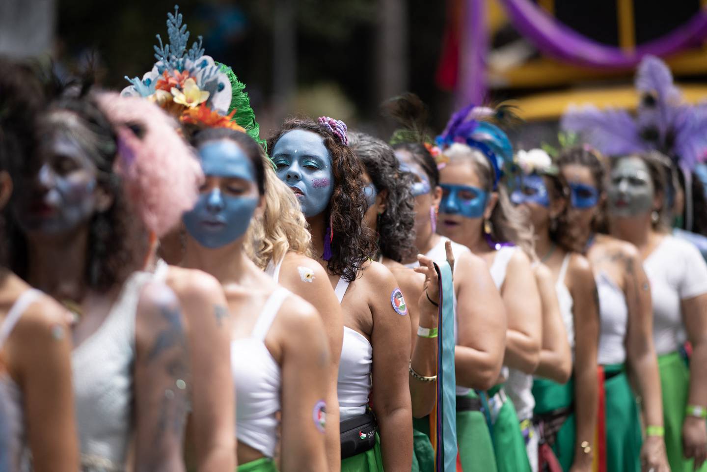 Miembros del grupo tradicional de carnaval Peña de Pavao de Krishna actúan en Belo Horizonte, Brasil.
