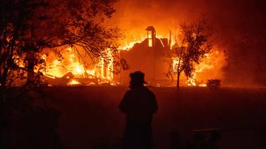 Miles de personas evacuadas en California por avance de incendios forestales