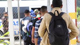 Policía de Fronteras intercepta bus con 13 cubanos y dos nicaragüenses indocumentados