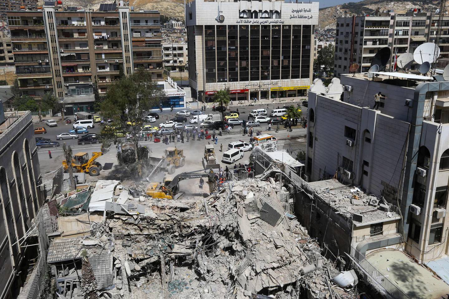 Un bombardeo israelí destruyó el lunes un anexo de la embajada de Irán en Siria y mató a por lo menos ocho personas, entre ellas siete miembros de los Guardianes de la Revolución islámica, incluidos dos altos mandos.