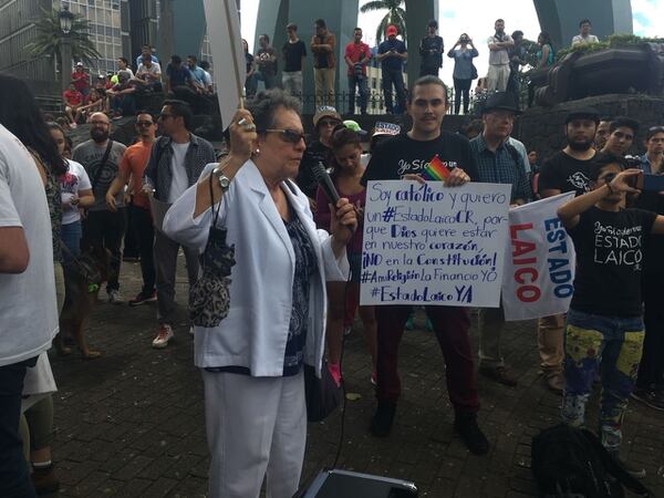 La escritora Julieta Dobles es una de las manifestantes. Foto: Diana Méndez