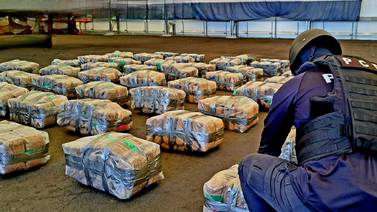 Policía decomisa 804 kilos de marihuana y 187 de cocaína tras persecución en aguas del Pacífico sur