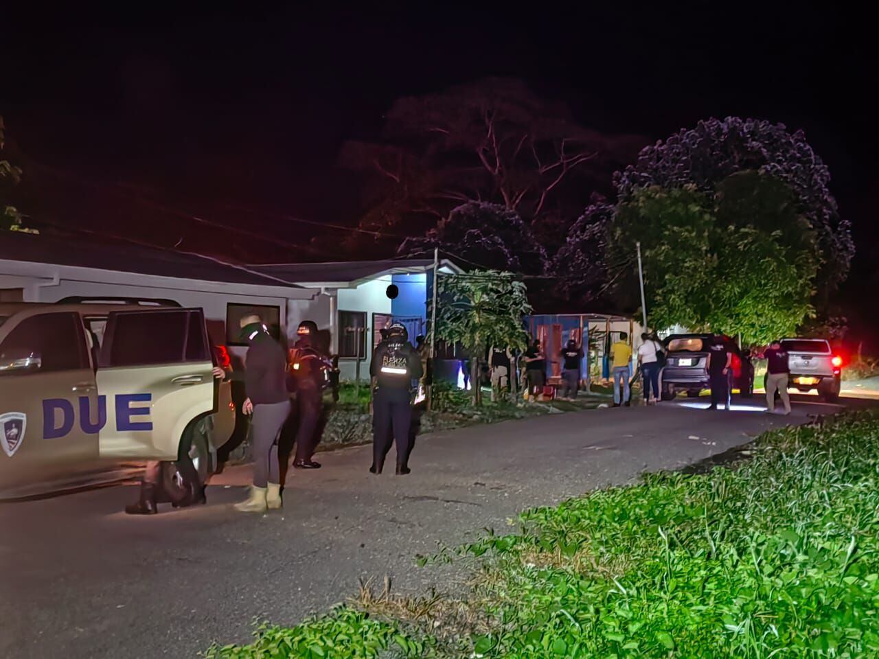 Los policías fueron detenidos el miércoles en cinco allanamientos en Santa Rosa, Formosa y Punta Riel de Pococí, así como en Río Jiménez, de Guácimo. Foto: Reiner Montero.