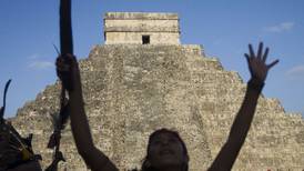 Miles llegan a Chichén Itzá con la esperanza de una nueva era mejor