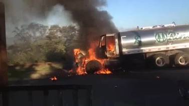 Fuego consume cabina de camión cisterna en Alajuela