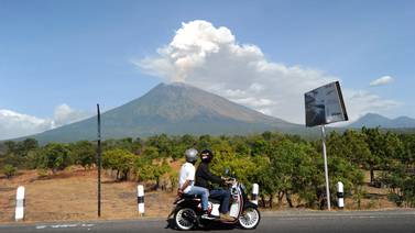 Miles de turistas bloqueados en Bali por una erupción volcánica