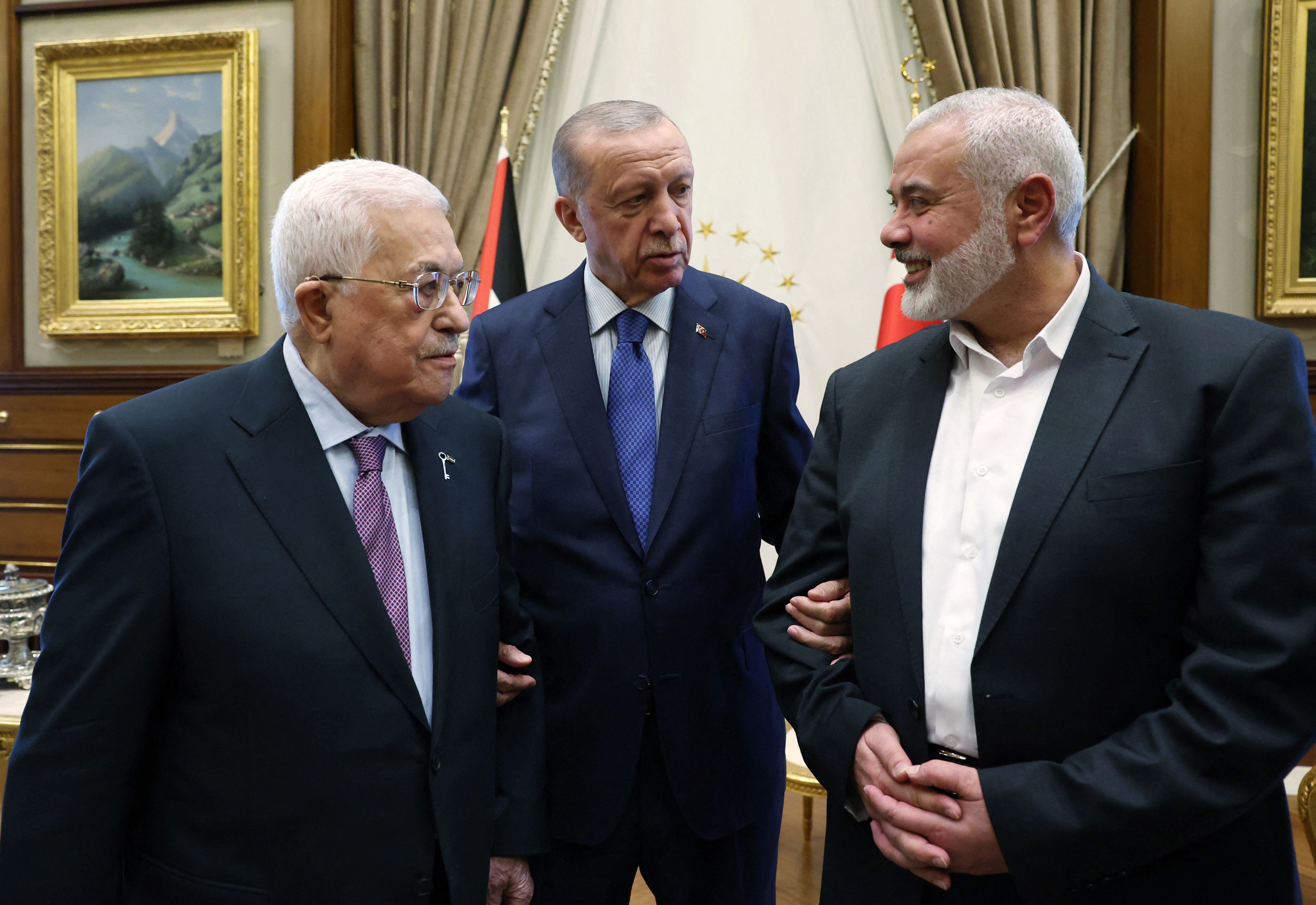 El presidente turco Recep Tayyip Erdogan (centro) reuniéndose con el presidente palestino Mahmoud Abbas (izquierda) y el líder del movimiento palestino Hamas Ismail Haniyeh (derecha) en el Complejo Presidencial en Ankara.