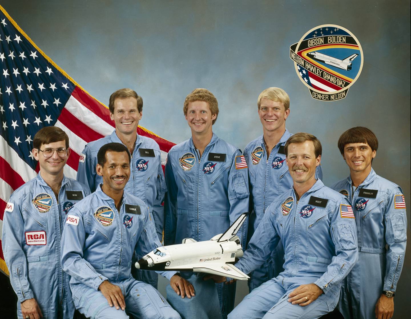 Retrato de la tripulación de la misión del transbordador espacial STS-61C de la NASA, Houston, Texas, 8 de diciembre de 1985. En la foto, sentados en el centro, desde la izquierda, el piloto Charles F Bolden Jr y el comandante Robert L Gibson; y de pie, desde la izquierda, los especialistas en carga útil Robert J. Cenker y (futuro senador estadounidense) Bill Nelson, y los especialistas en misión Steven A Hawley, George D Nelson y Franklin R Chang Diaz. (Foto de NASA vía CNP/Getty Images)