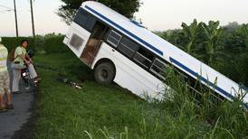 Autobús se queda sin frenos y cae a guindo de cinco metros