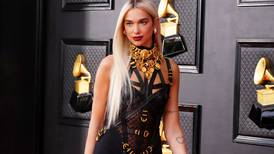 Grammy 2022: los vestidos y trajes que volvieron locos a los amantes de la moda