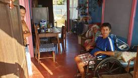 Marcelina, de 89 años, y su hijo con discapacidad cambian cartones a la orilla de un río por casa