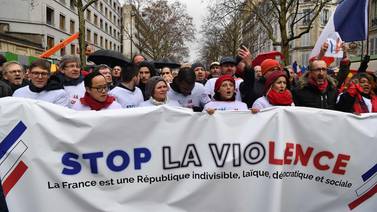 Unos 10.000 ‘pañuelos rojos’ desfilan en París para ‘defender la democracia’