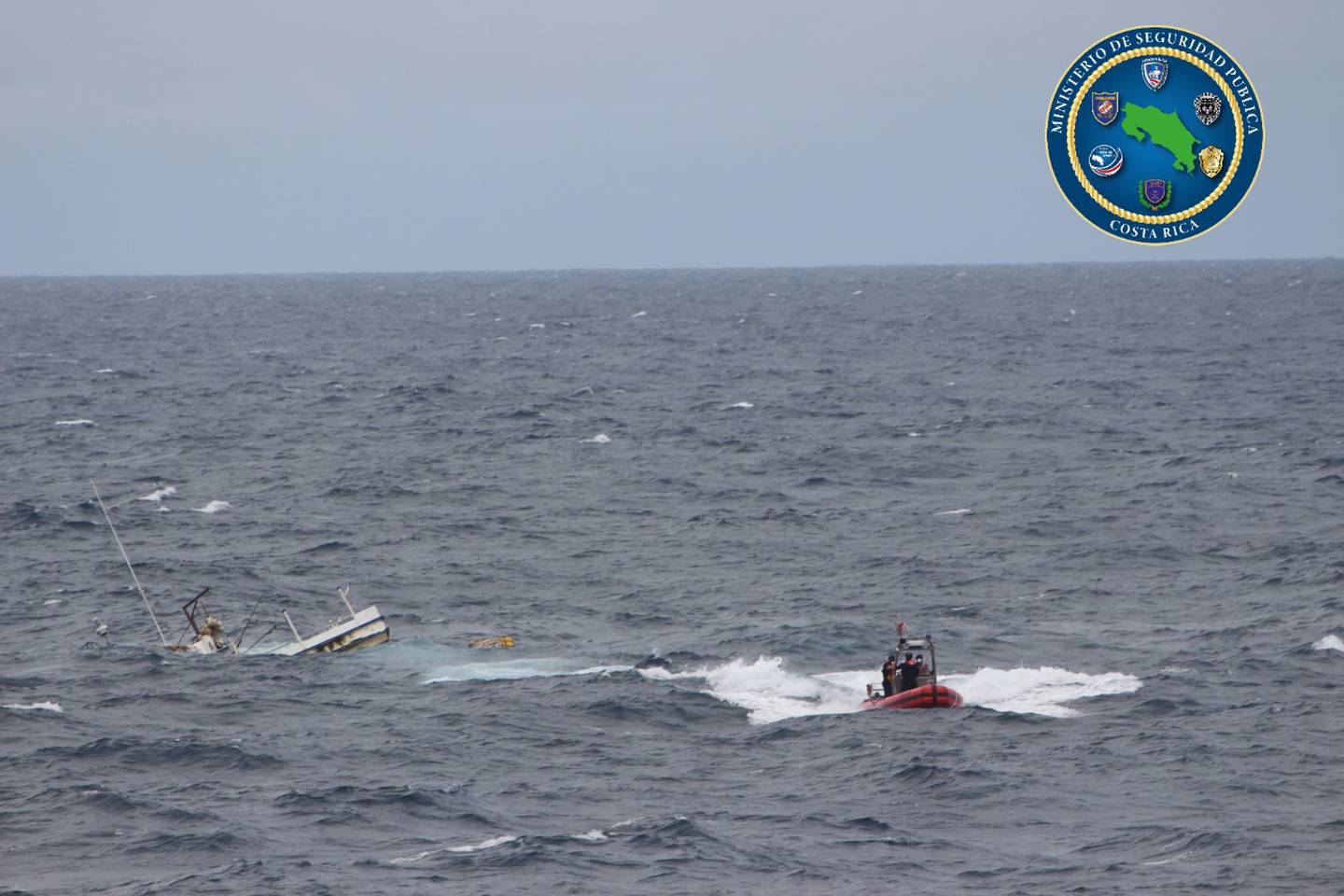 El barco pesquero costarricense Río Bravo, naufragó en el Pacífico y su tripulación fue rescatada por la Guardia Costera de Estados Unidos y Guardacostas.Foto: MSP.