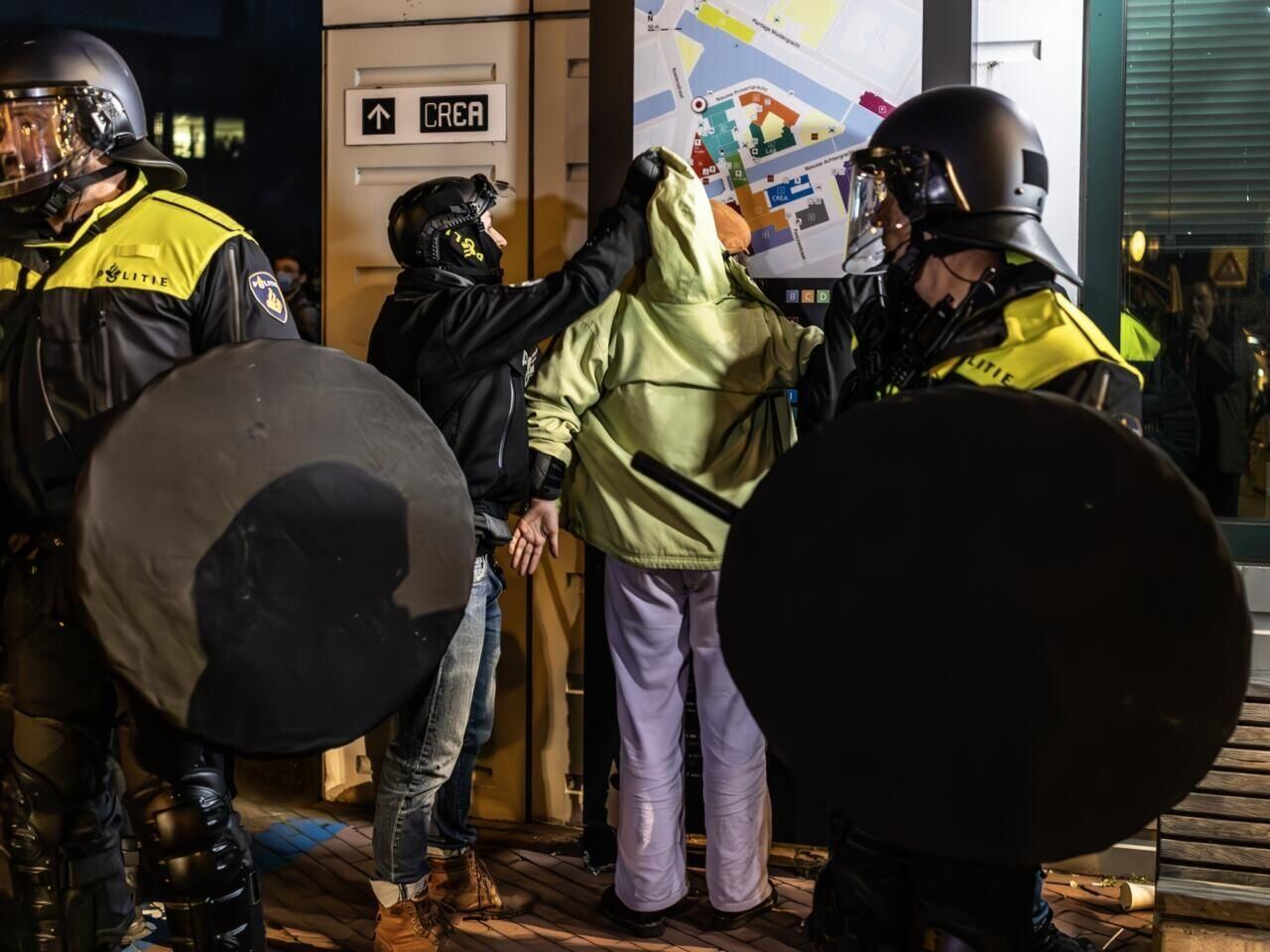 Este martes por la madrugada, agentes de la policía de Amsterdam desalojaron y arrestaron a manifestantes propalestinos que montaron un campamento en las instalaciones de la Universidad de Ámsterdam. Foto: Eva Plevier/ANP/AFP