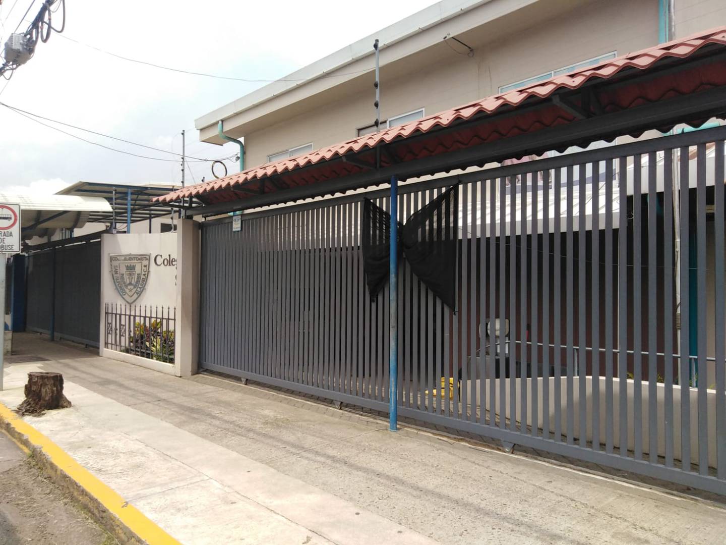 Un lazo negro fue colocado este lunes en el Colegio Redentorista San Alfonso, donde Porras cursaba el noveno año. Foto: Shirley Vásquez.