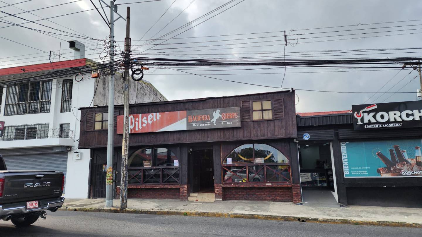 Este fue el lugar donde ocurrió la situación relatada por la muchacha. Se trata de una zona de bares muy concurrida en Alajuela. Foto: Francisco Barrantes
