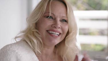 Pamela Anderson expone a padre iracundo, niñera abusiva y agresiones sexuales en su documental