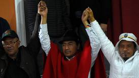Gobierno e indígenas de Ecuador ponen fin a protestas con baja en precios de combustibles