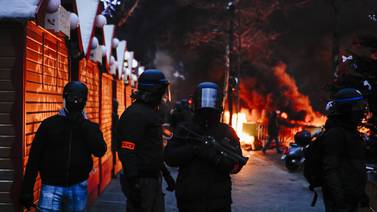 
‘Pañuelos rojos’ contra violencia de ‘chalecos amarillos’ en Francia