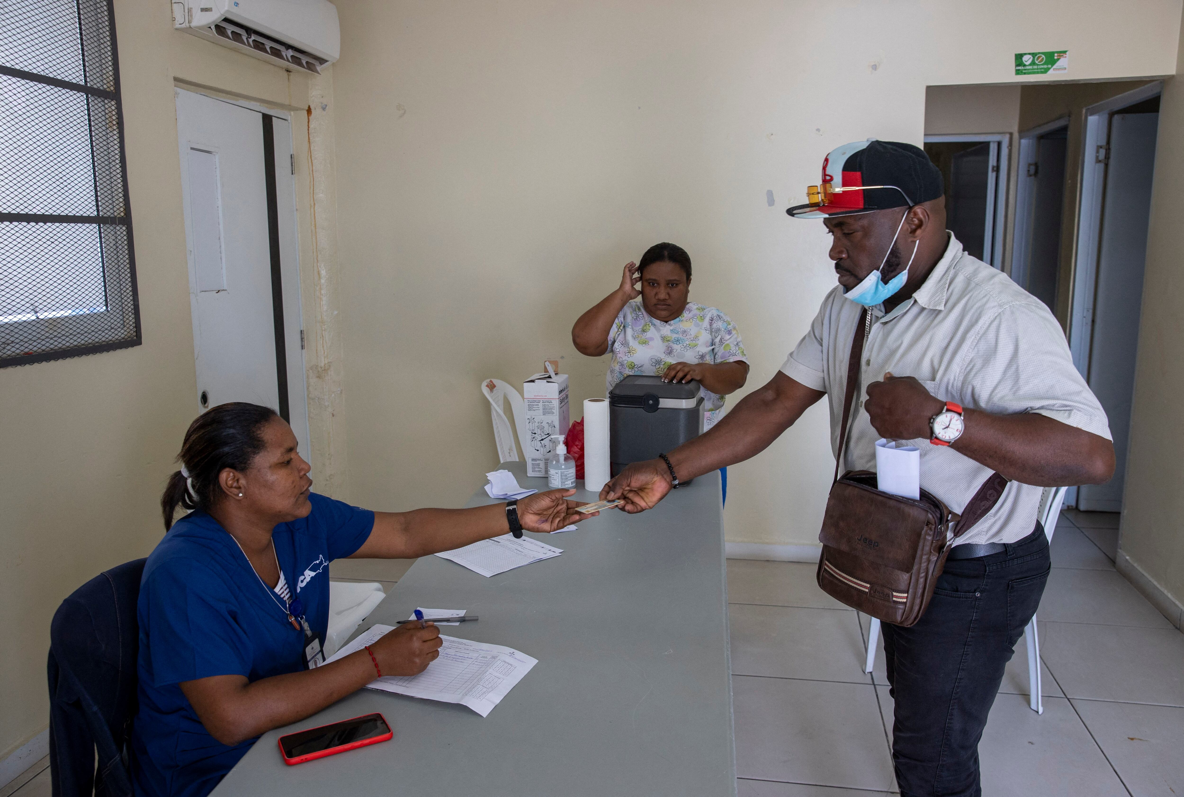 Un hombre presenta su documento para recibir la vacuna contra el cólera en el Hospital Moscoso Puello del sector Capotillo, vecino al sector La Zurza, en Santo Domingo el 9 de febrero de 2023.