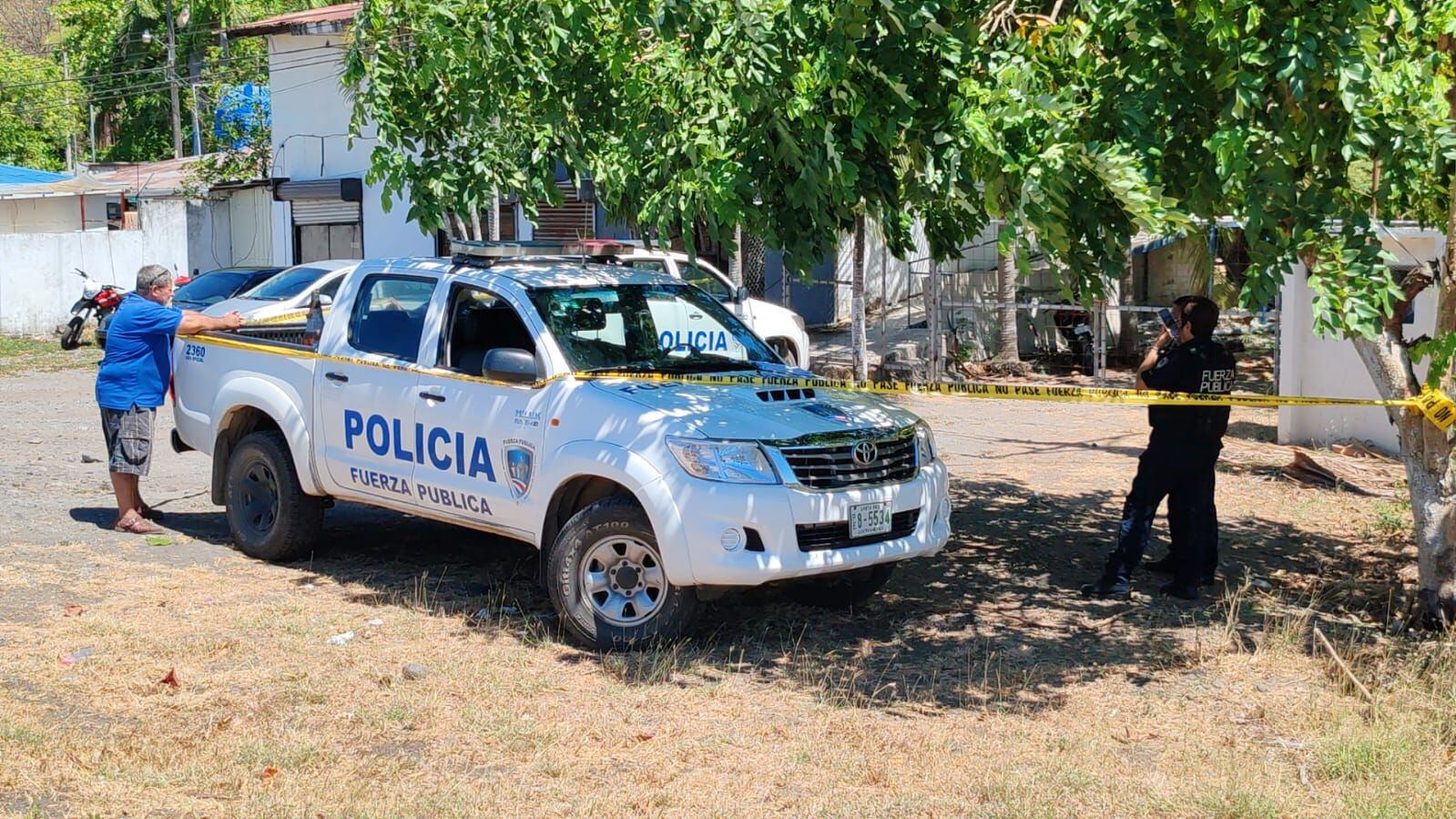 La Fuerza Pública rastreó la zona y ubicó el cuerpo descompuesto. Foto: Andrés Garita.