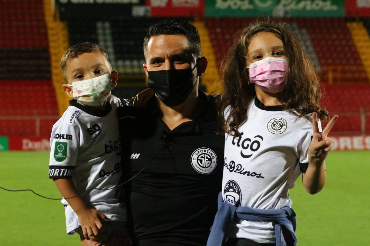 Edgar Rodríguez, técnico de Sporting y su familia. Cortesía.