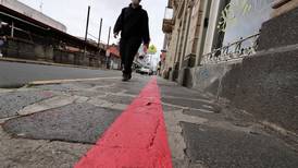 Línea roja que se pintó en aceras de San José genera críticas y dudas