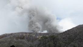 Volcán Turrialba lanzó el martes 350 metros cúbicos de ceniza que equivale a la carga de 35 vagonetas