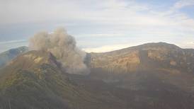 Volcán Turrialba mantiene actividad con erupción de 500 metros